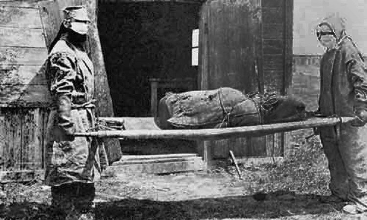 Кулёк на носилках — чумной труп, обнаруженный в Никольске (нынешний Уссурийск). Именно в таком виде китайцы выбрасывали чумные трупы. 1921 год.