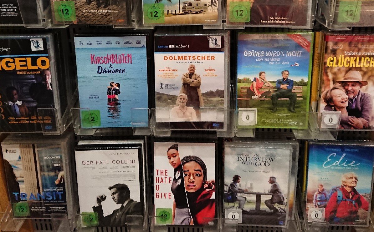 У немца вообще может лежать заранее купленный диск с фильмом, но если такового не оказалось, искать бесплатную "пиратку" он точно не станет