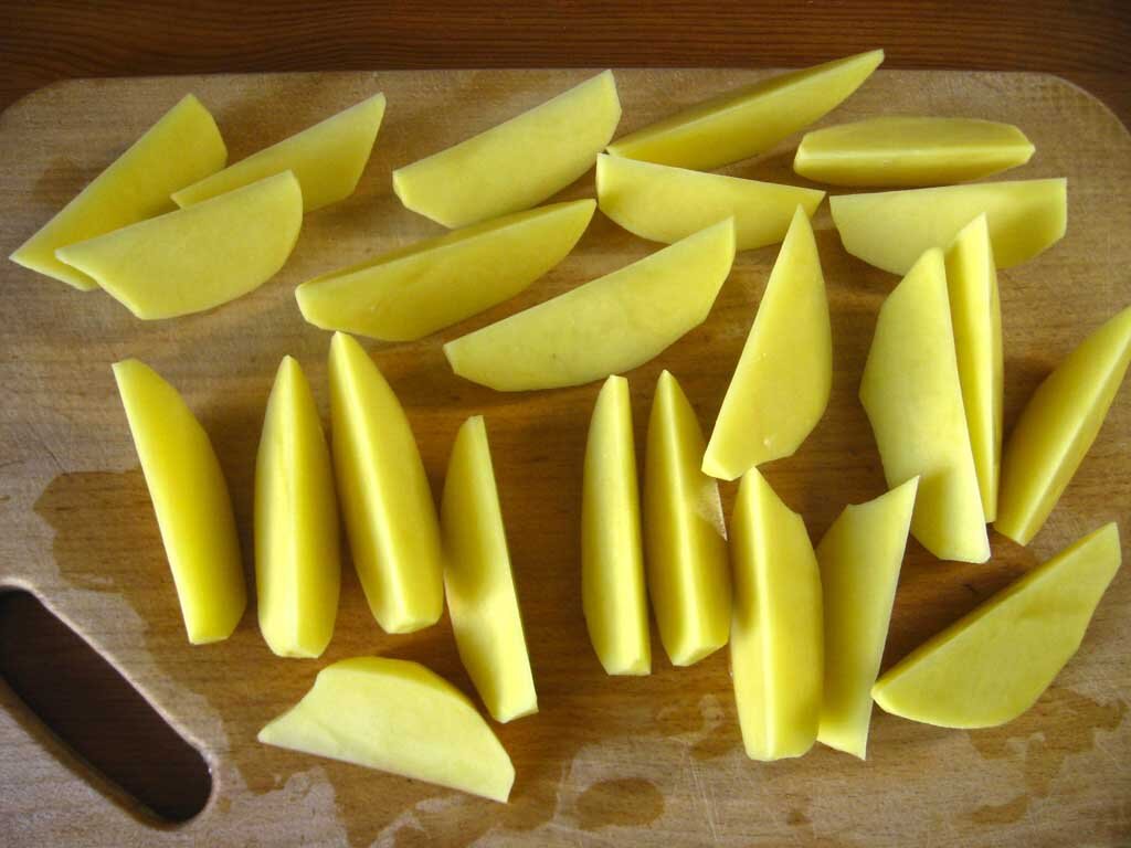 Как нарезать картошку ломтиками. Нарезка картофеля. Нарезка картофеля ломтиками. Нарезка картофеля дольками. Нарезание овощи ломтиками.