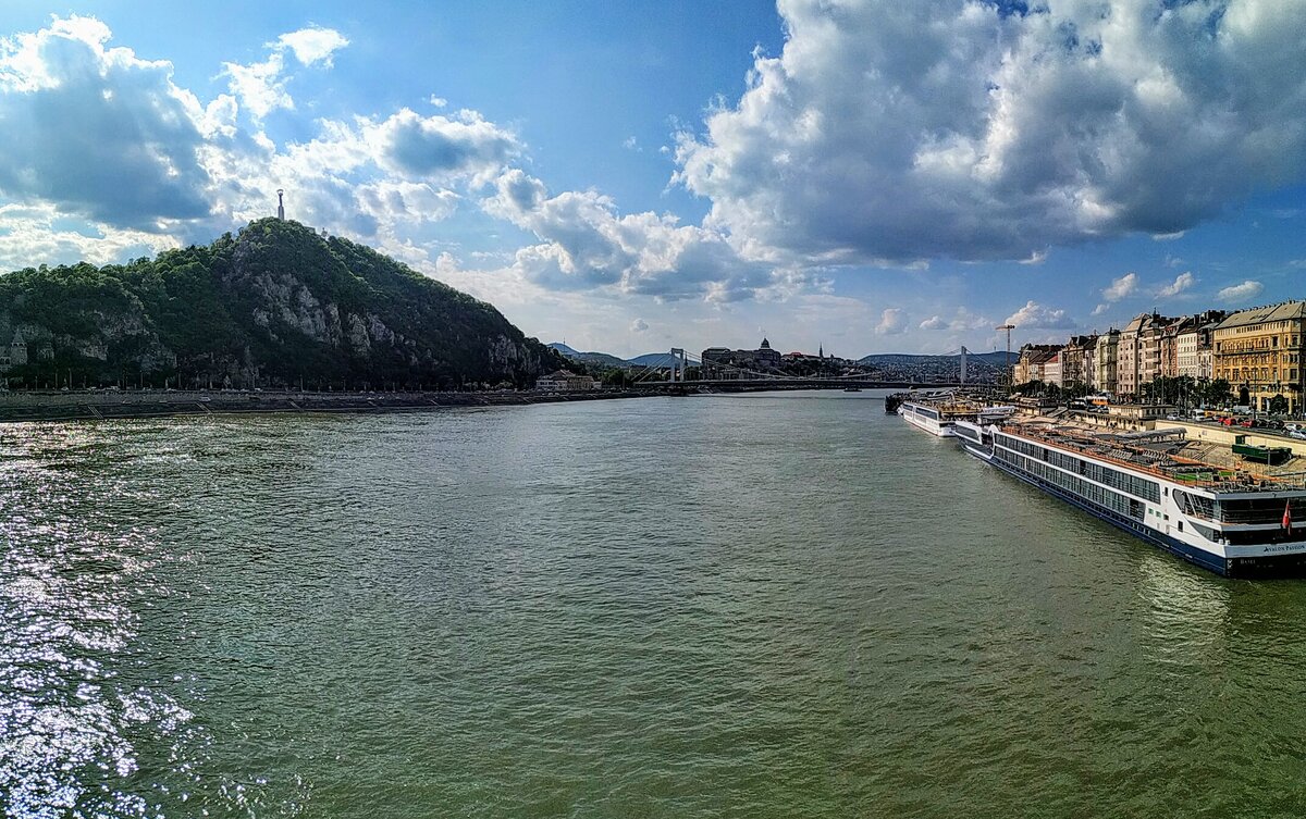 Вид с моста Свободы: по правую сторону - Пешт, по левую - Буда. (листай ленту)