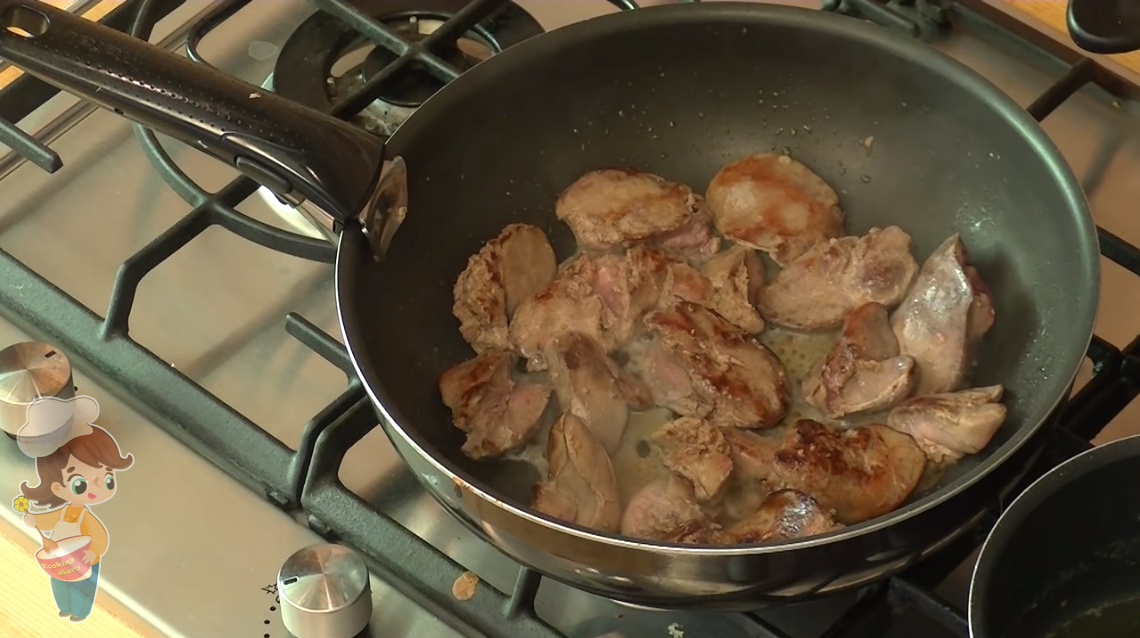 Обжариваем куриную печень