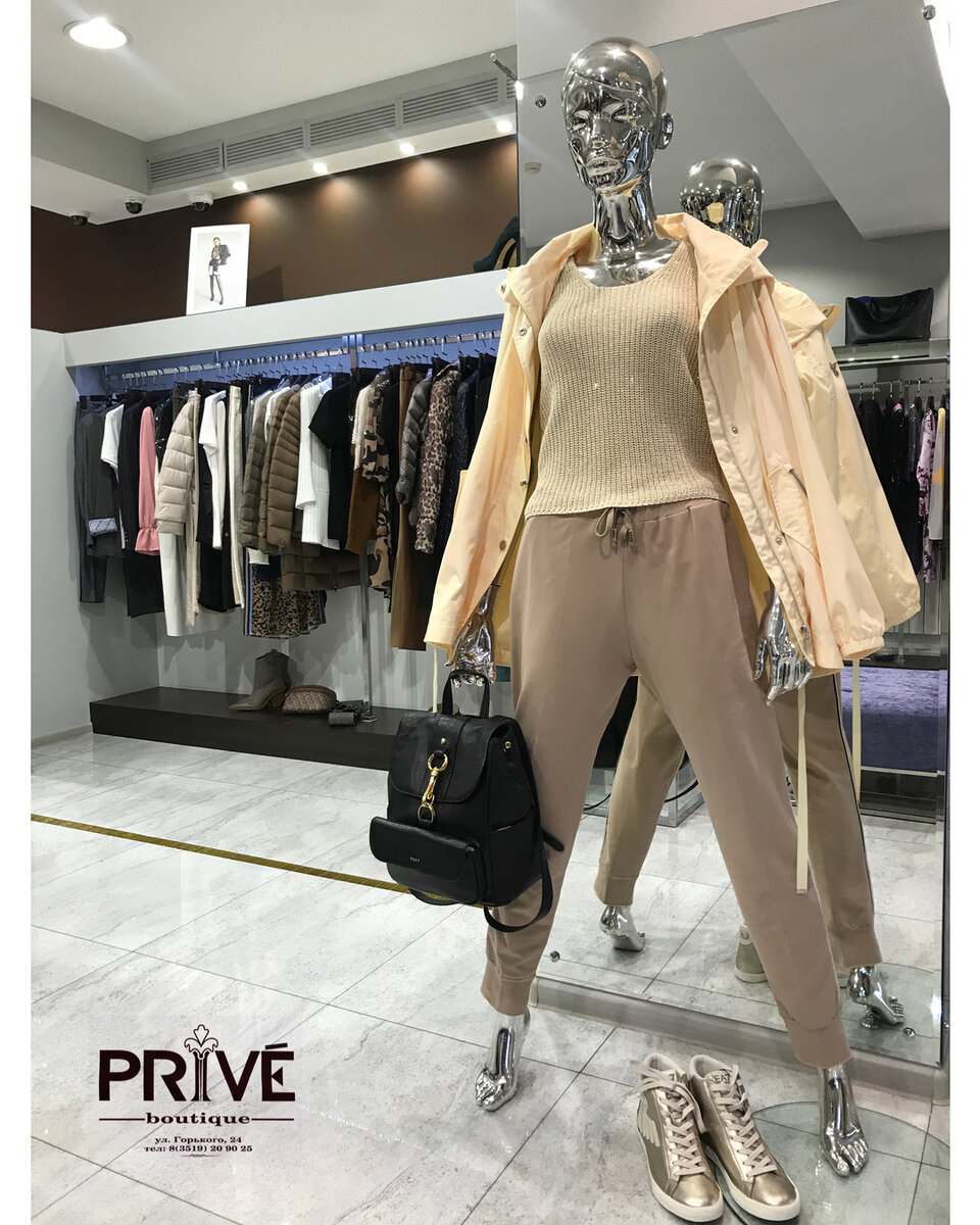 Мы собрали для вас стильный образ, который надо обязательно взять на заметку, ведь ветровка и вязаные вещи сейчас — хиты сезона!