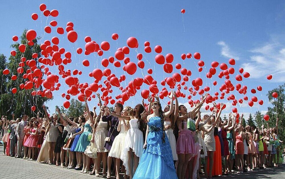 Детство уйдёт неслышно, пока весь город спит, и писем не напишет, и вряд ли позвонит...