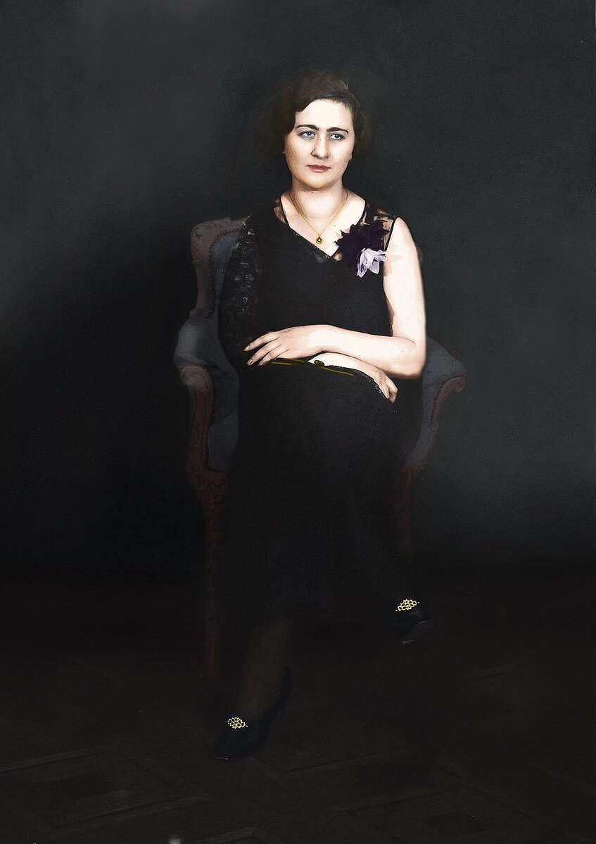 Пани Янина Довбор-Мусьницкая (Левандовская)  в юности.  Фото взято с сайта: https://www.novayapolsha.pl/article/yanina-levandovskaya-zhenskoe-lico-katyni/