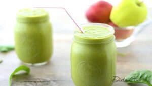 Почему перец? Вы, наверное, уже знаете это. Сладкий перец содержит обилие капсаицина, который отвечает за повышение метаболизма и увеличивает скорость сжигания калорий. Яблоки, с другой стороны, с низким содержанием жира и калорий. А также они придадут вашему смузи нужное количество кислотности в сочетании с перцем. Рецепт: яблоко натереть, 1 перец нарезать очень мелко, смешать с 0,5 стакана воды и употреблять ежедневно.