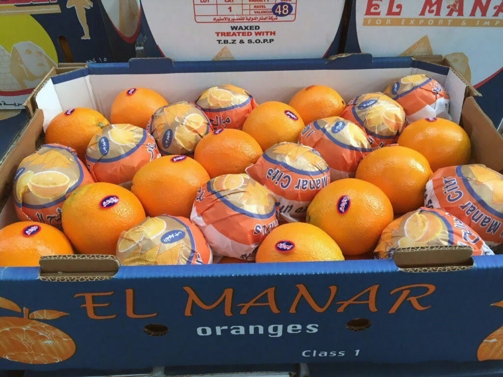 Очередная партия поставляемых апельсинов, обратите внимание на маркировку на коробке.