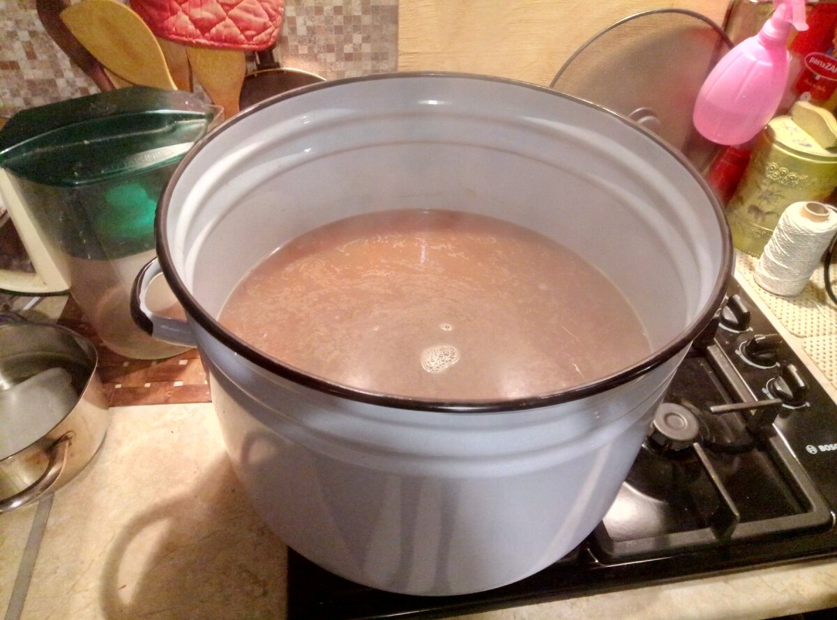 Процесс приготовления домашнего пива.