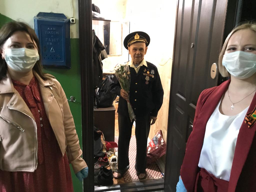  В условиях самоизоляции ребятам приходилось поздравлять участников Великой Отечественной на лестничных площадках в масках и перчатках. Но по глазам было видно, что они очень рады такому вниманию. Всего подарки получили больше ста человек.