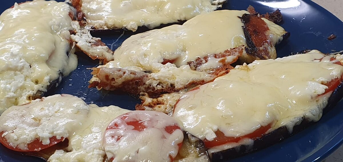 Жареные баклажаны с брынзой, помидором и сыром