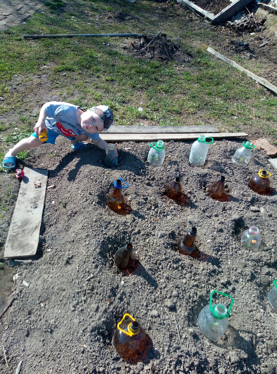 Посадили капусту. В кадре - Женька 