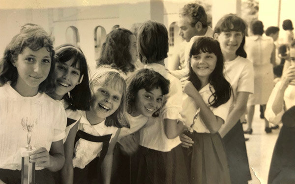 Выпускник 6-го класса (автора на этой фотографии нет). Две девушки, стоящие лицом к фотоаппарату справа, добились высокой центральной промежуточности в 7-ом и 8-ом классах. Фото любезно предоставлено Марси Лихт Комерчеро.