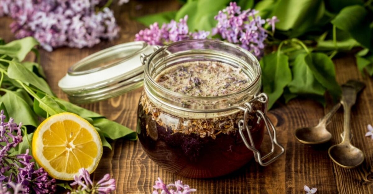  
Вы знали, что можно варить варенье не только из фруктов и овощей, но и из цветов? Конечно, о варенье из одуванчиков или из роз вы слышали, и, возможно, даже пробовали. А вот о том, что варенье можно делать сирени, вы, скорее всего, даже и не догадывались.