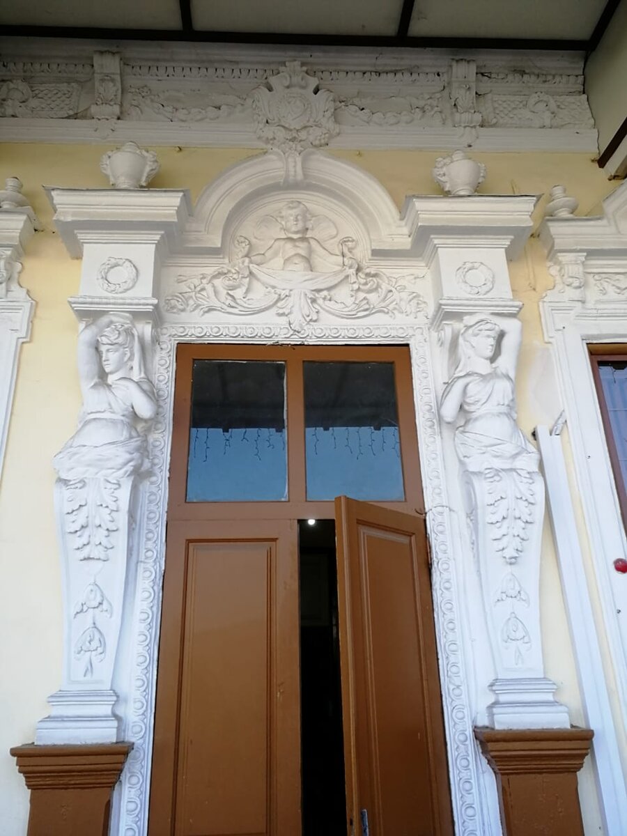 Кариатиды в доме Попандопуло, февраль 2020