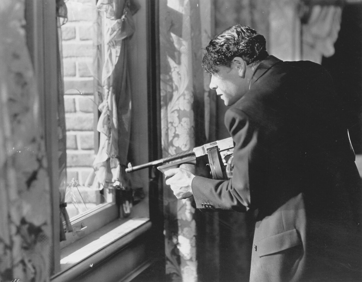 Кадр из фильма "Лицо со шрамом" (1932)