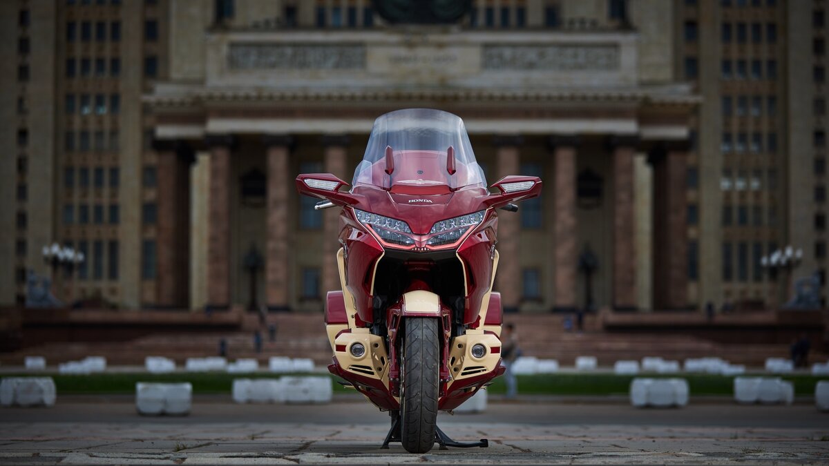 На  Воробьевы горы можно ездить на голд винг не только похвастаться  прошитыми диодами, но и показать какой бывает туристический мотоцикл,  готовый и к путешествиям и к красивым теплым летним прокатам по городу.  Творение от мото тюнинг ателье Goldwingfetish! Honda gold wing 1800 2018  в полной красе:
