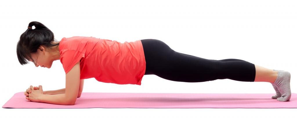 Также планку можно выполнять и на вытянутых руках