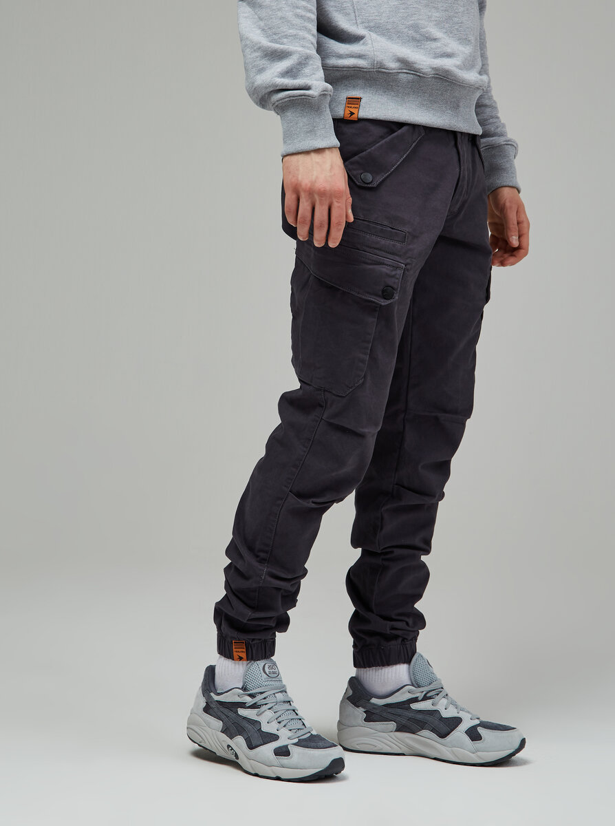 Джогеры - это спортивный вариант брюк с резинками на конце штанины.