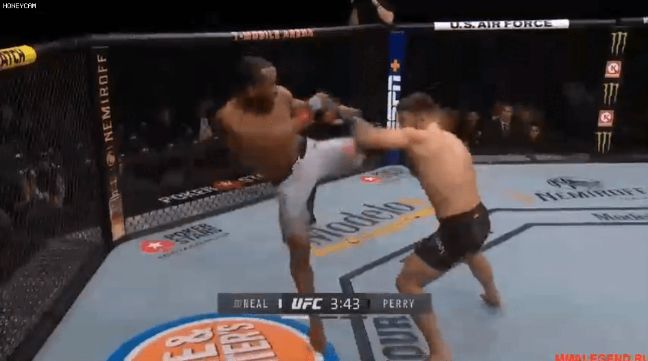 Нил нокаутирует Майка Перри (ТОП-10 UFC)