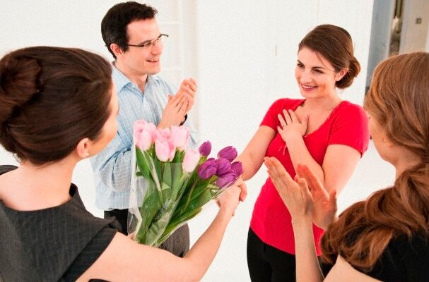 Букет Димы затерялся среди других подарков коллег