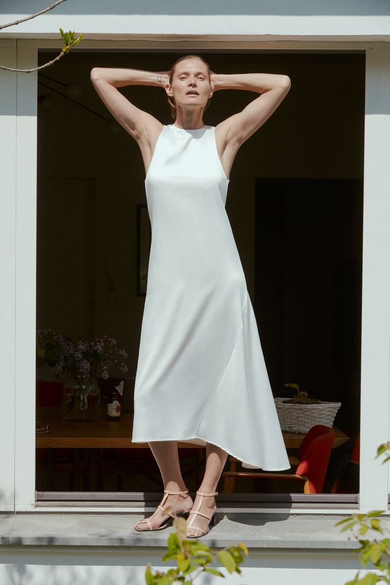 АТЛАСНОЕ ПЛАТЬЕ 1 999 руб. СЕРЕБРИСТЫЙ - 2878/407. 95% ПОЛИЭСТЕР, 5% ЭЛАСТАН. Фото с сайта www.zara.com