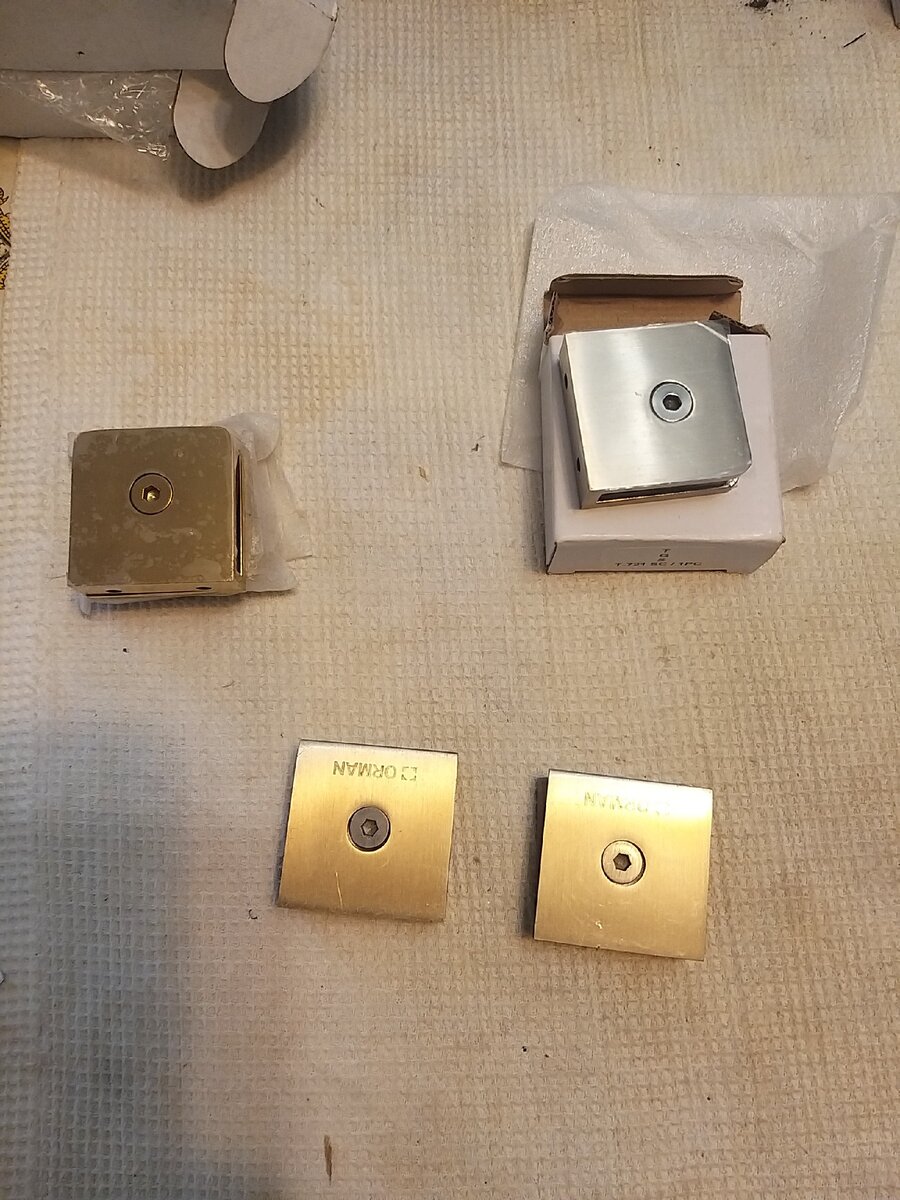 Например на такие вот конектора закрепляются стекла.