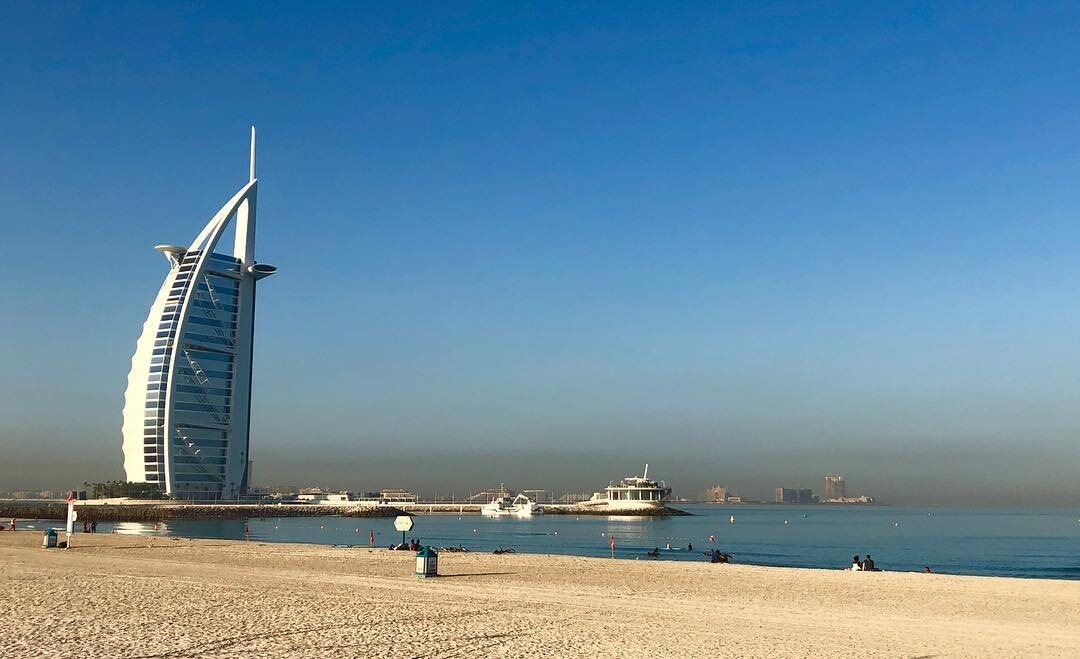 Вид на знаменитый отель Бурдж-Аль-Араб с Jumeirah Walk Beach в Дубае. 