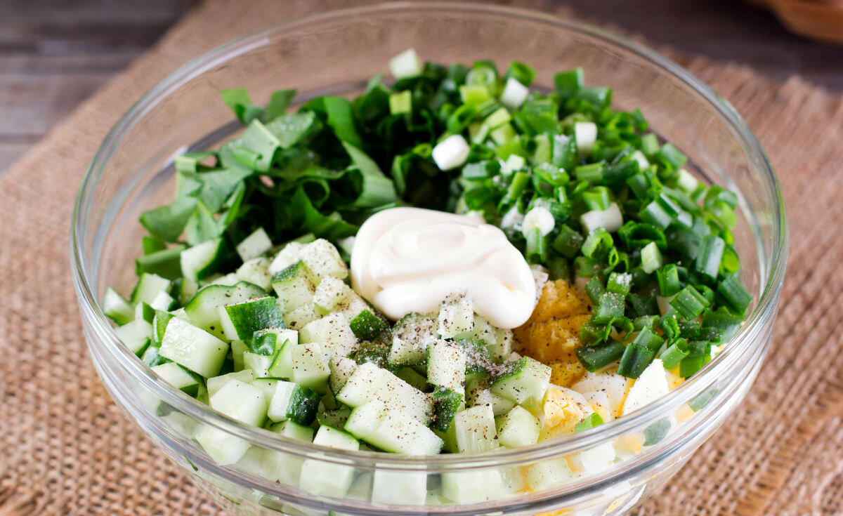 Весенний салат с огурцами. Фото depositphotos.com 