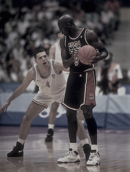 Петрович играет в защите против Майкла Джордана