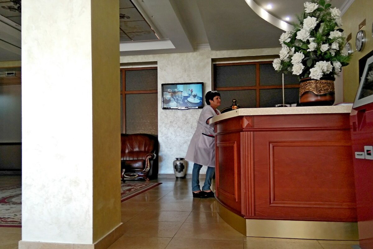 Фойе и ресепшн санатория. Заселения я ждала минут 40. Сотрудники не могли понять, по каким документам меня оформлять. Распечатка подтверждения с сервиса бронирования их удивила. Фото автора