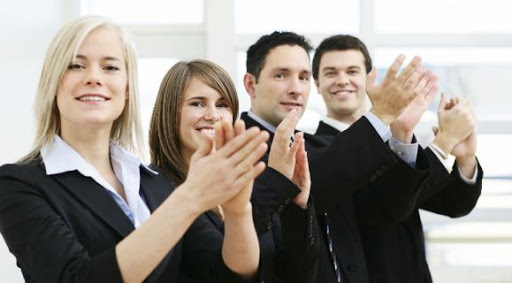 Для успешного управления проектом необязательно, чтобы команда состояла из начальника и подчиненных. Вместо этого во главе может стоять неформальный лидер. Тогда функциональные роли будут делить между собой сотрудники из разных департаментов. Конечно, не имея официальных полномочий, руководить людьми гораздо сложнее. Но если выстроить правильные отношения с коллегами, вы добьетесь результата без формальной власти. В этой статье, я расскажу, как управлять командой, если вы не начальник, и в чем заключается роль хорошего лидера. 
