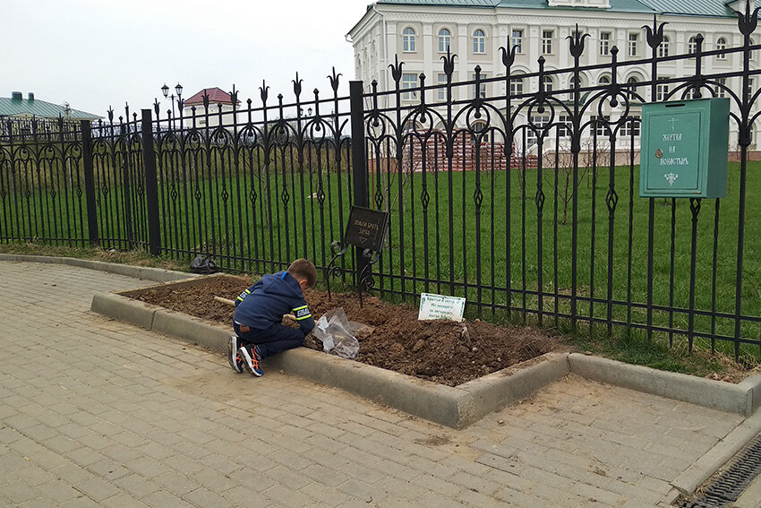 Как использовать землю с канавки богородицы. Как использовать землю с канавки богородицы. Как использовать землю с канавки богородицы. Канавка серафима саровского. Канавка пресвятой богородицы в дивеево.