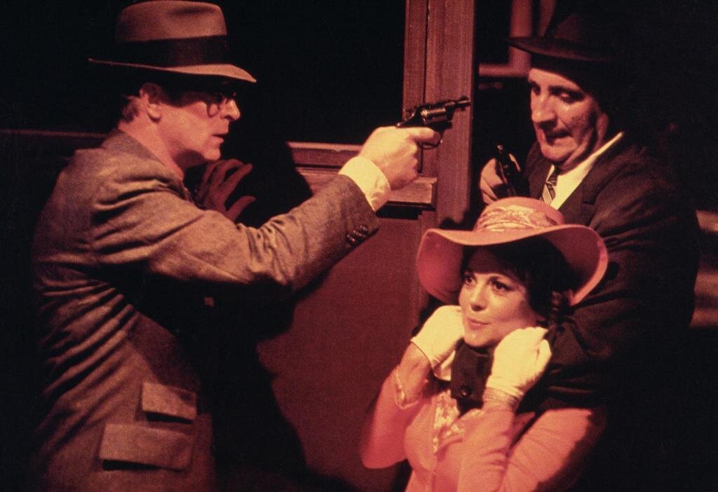 В фильме "Соглядатай" (1975) была масса забавных сцен