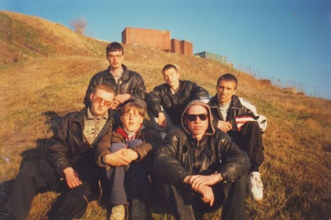 Тот самый день. Вася только вернулся из армии. Он крайний слева