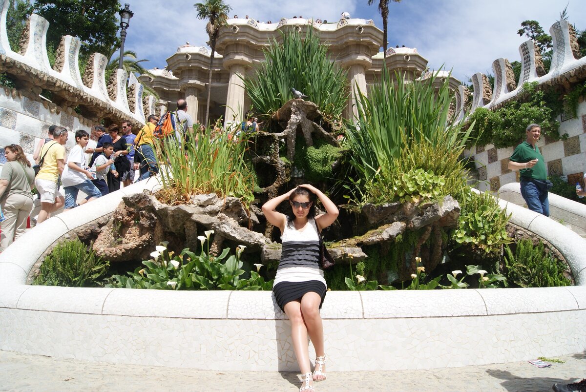 Фотография не очень удачная, но видно, что у меня были нормальные руки и живот не расплывшийся, даже сидя есть талия.