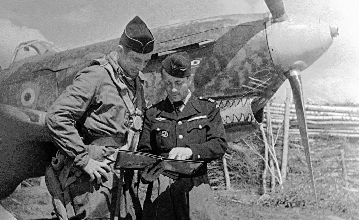 Les pilotes du escadron de chasse 1/30 Normandie-Niémen étudient le plan de vol.