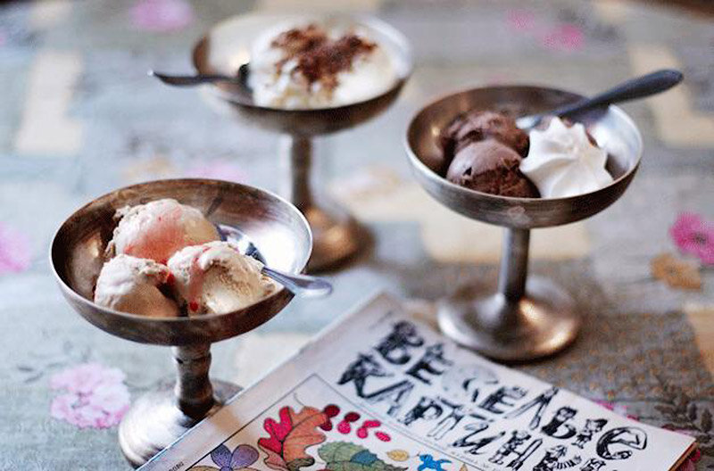 Мы садимся за круглый столик и сестра идет за мороженым к стойке...