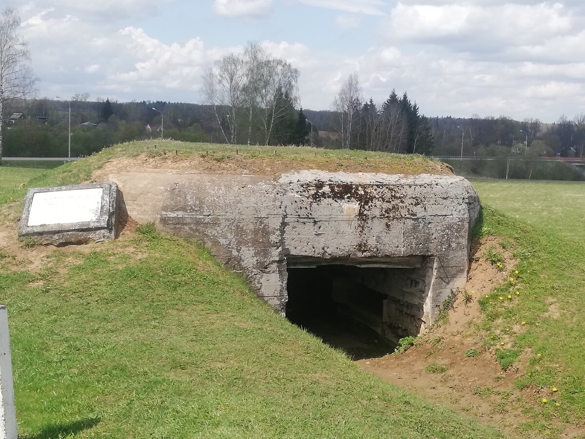 В теории туда можно залезть и осмотреть его изнутри. Но только не в дождливую погоду, когда там образуется болото. 