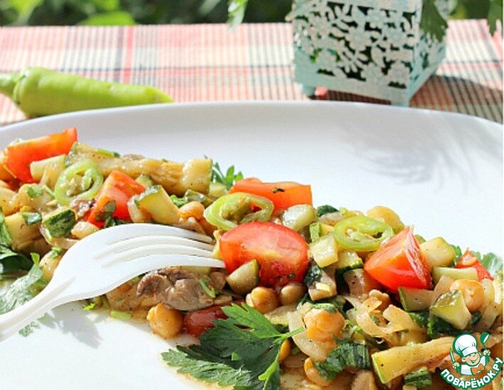 Теплый салат с очень пикантным вкусом, массой зелени, слегка хрустящими овощами, грибами и нутом - полноценным источником растительного белка. Очень хорош в качестве основного блюда на ужин - легкий и в то же время сытный, если же хотите салат в качестве гарнира - он прекрасен в холодном виде также. На пикнике всегда найдется место для этого салата. Попробуем?