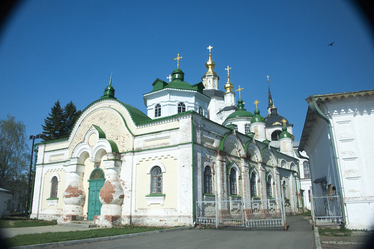 Успенский собор (1639—1658 годы) — православный храм в Великом Устюге, старейшее здание города. Расположен на Соборном дворище, самой старой части Великого Устюга, на высоком левом берегу Сухоны.