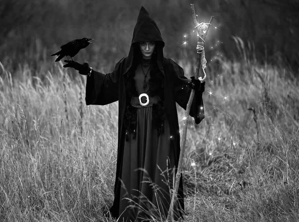 Большенство людей, примерно, так и представляют себе ясновидящих и экстрасенсов.