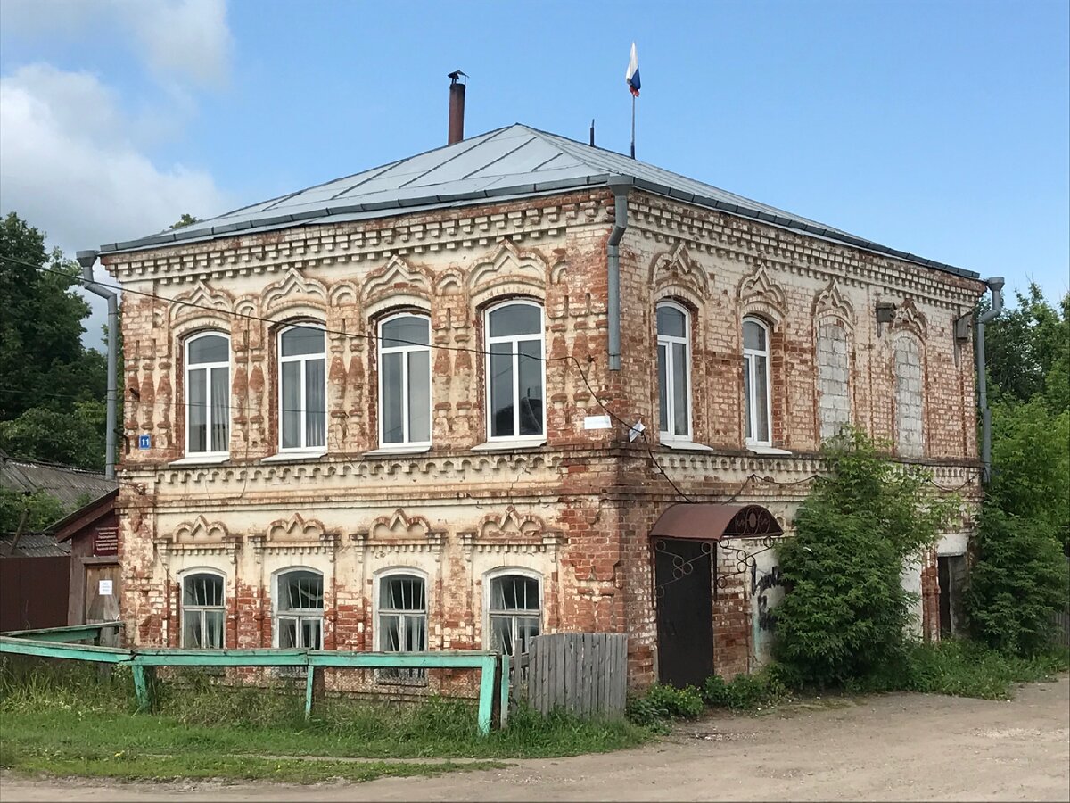 Администрация Санчурского заречья. Один из многих дореволюционных домов.