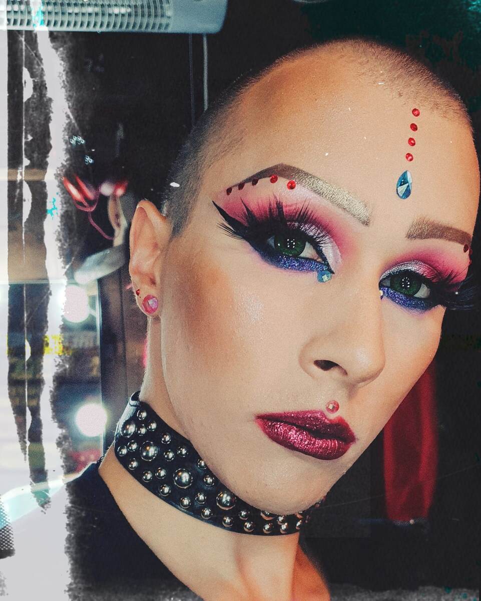 Бордовые губы, так еще и глиттерные. 💋