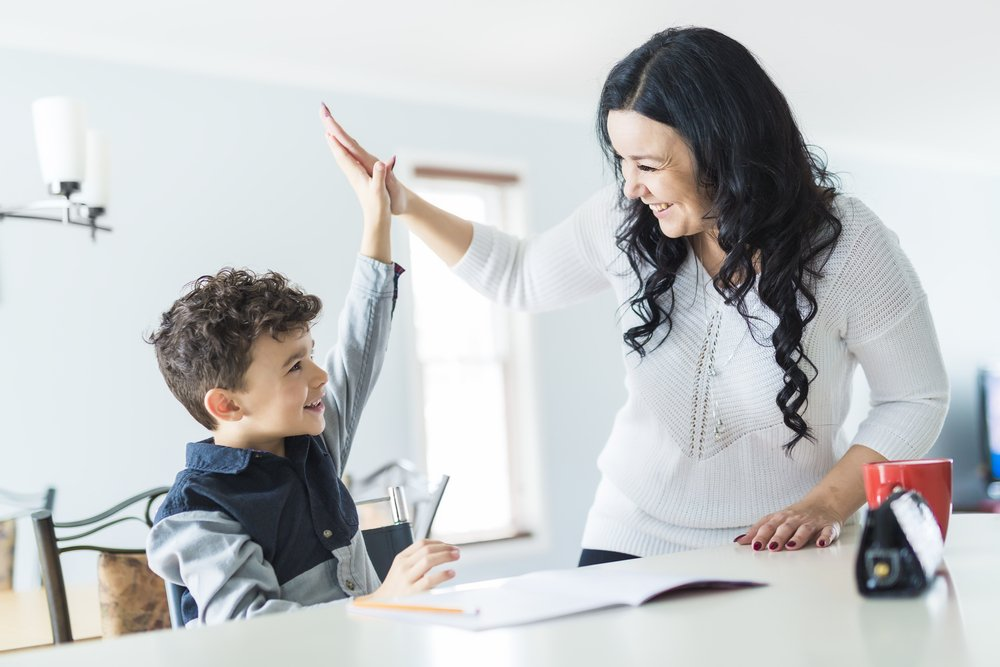 Parents school. Школьник с родителями. Родители и школьники. Мама с ребенком школьником. Родители и дети в школе.