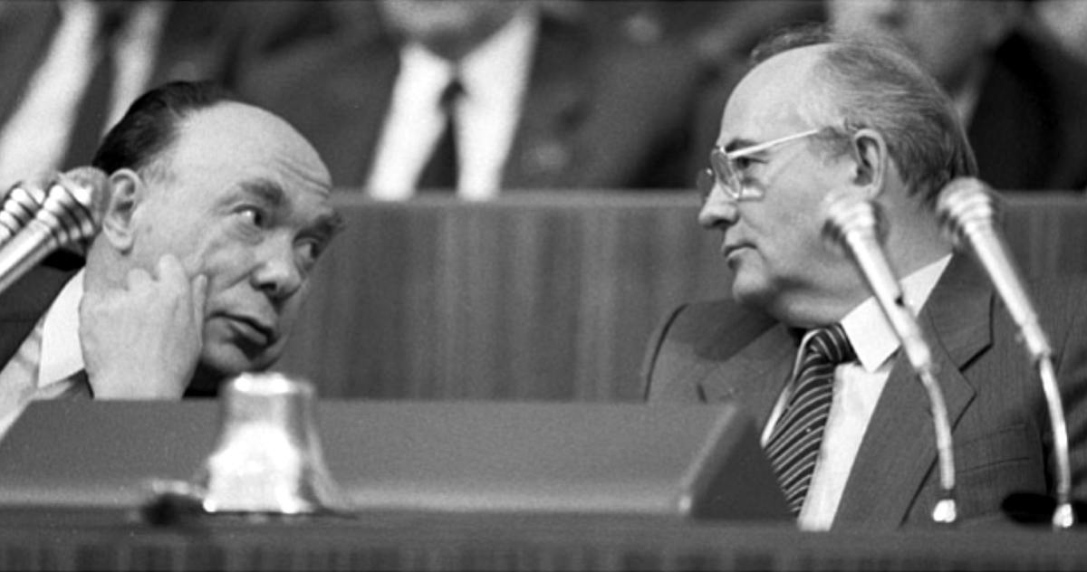 В 1988 году комиссия под руководством Александра Яковлева готовит материалы для Политбюро ЦК КПСС по реабилитации жертв сталинизма. Теперь уже мы с вами знаем, что целью Яковлева было скомпрометировать окончательно Сталина и потом Сталиным влупить по коммунистический партии и по самой коммунистической идеологии. Вы должны помнить, что именно работа А.Яковлева привела к тому, что в конце 80-х коммунизм стали равнять с фашизмом.
