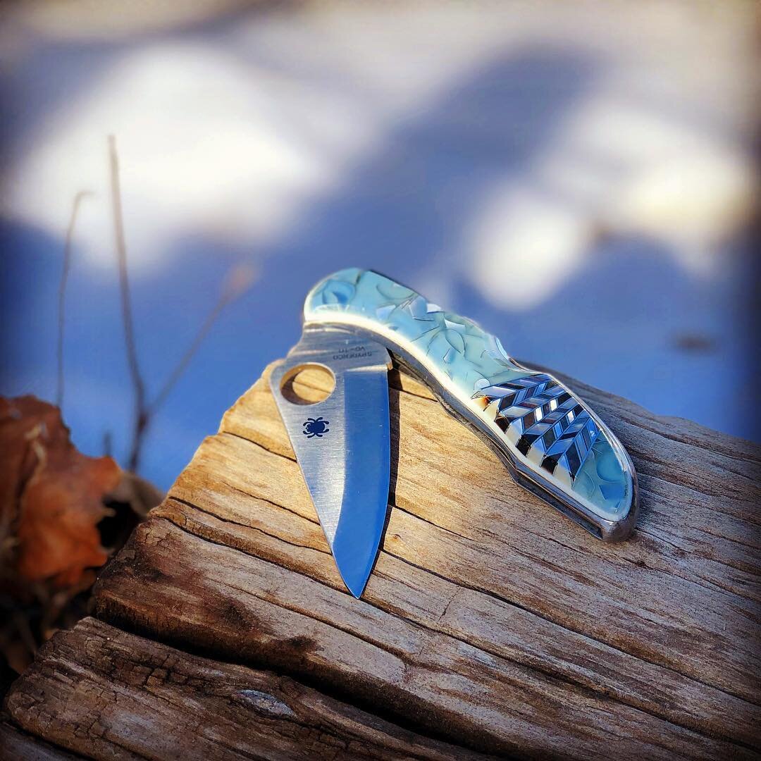 Кастомизированная модель  spyderco delica. Листайте слайды.