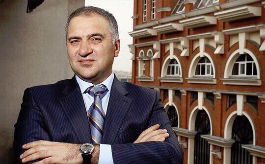 ​Александр Несис Предприниматель Собственный капитал:$2,5 млрд Интересные факты:– Александр Несис родился 19 декабря 1962 года в Ленинграде. В 1985 году окончил Ленинградский Технологический институт им. Ленсовета по специальности «Радиационная химия».– По окончании института с 1985 по 1989 годы работал по специальности на «Балтийском заводе».– В начале 1990-х Александр Несис уволился с должности замначальника цеха «Балтийского завода» и ушёл в частный бизнес.– В 1991 году Несис с группой единомышленников создал и возглавил бизнес-структуру, которая в 1993 году оформилась как группа «ИСТ» («Инвестиции, Строительство, Технологии»).– В 1993 году образован НОМОС-БАНК, 100 % собственником которого выступил «ИСТ». – В 1993 году на открытом приватизационном конкурсе компанией был приобретён контрольный пакет акций АООТ «Балтийский завод».– В 1998 году группа «ИСТ» начала развивать горнодобывающее направление своей деятельности, создав МНПО «Полиметалл» . С момента создания и до 2003 года Александр Несис занимал пост генерального директора компании, участвуя в оперативном управлении компанией. – Группа «ИСТ» также является собственником 27 % акций ведущего израильского инженерно-строительного холдинга BARAN Group– В настоящее время Александр Несис президент группы «ИСТ».© Великие умы ставят перед собой цели, остальные люди следуют своим желаниям.