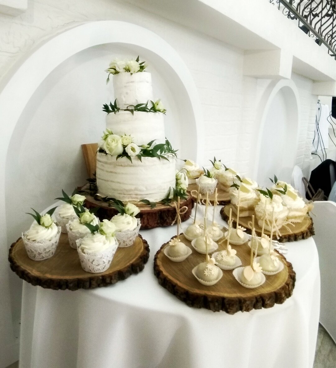 Фото свадебных тортов с мостиком