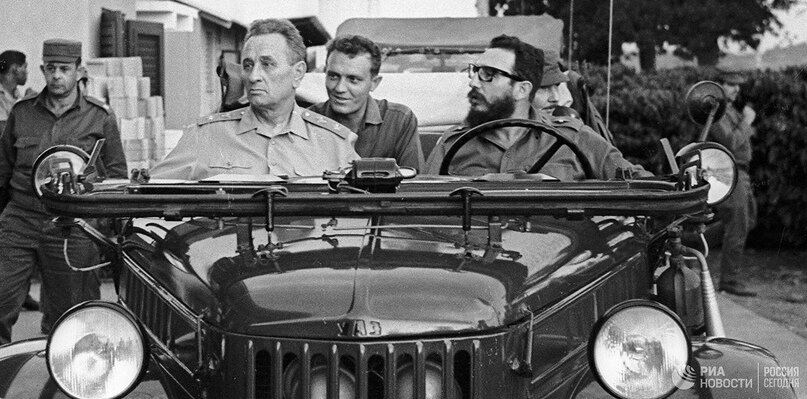 Фидель Кастро с братом за рулём ГАЗ-69