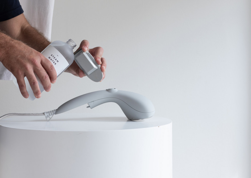 Наполните резервуар для воды и включите отпариватель 