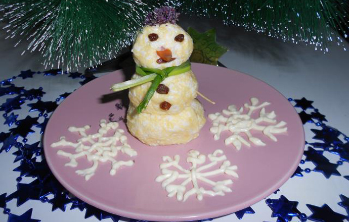 Отличная закуска на праздничный стол, как на новый год так и на любой зимний праздник. Она не только станет вкусным угощением но и задаст вашему празднику зимнего настроения.